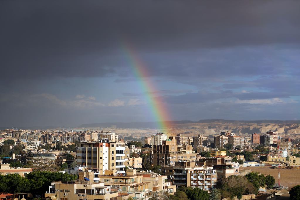Arcoíris aparece en el cielo en El Cairo, Egipto