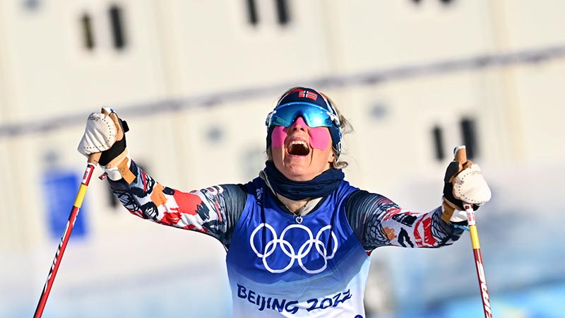 Esquiadora de fondo noruega Therese Johaug gana primer oro en Olímpicos de Invierno Beijing 2022