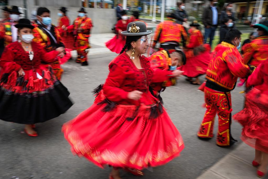 Actividad tradicional del "Desentierro del Pepino" en La Paz, Bolivia