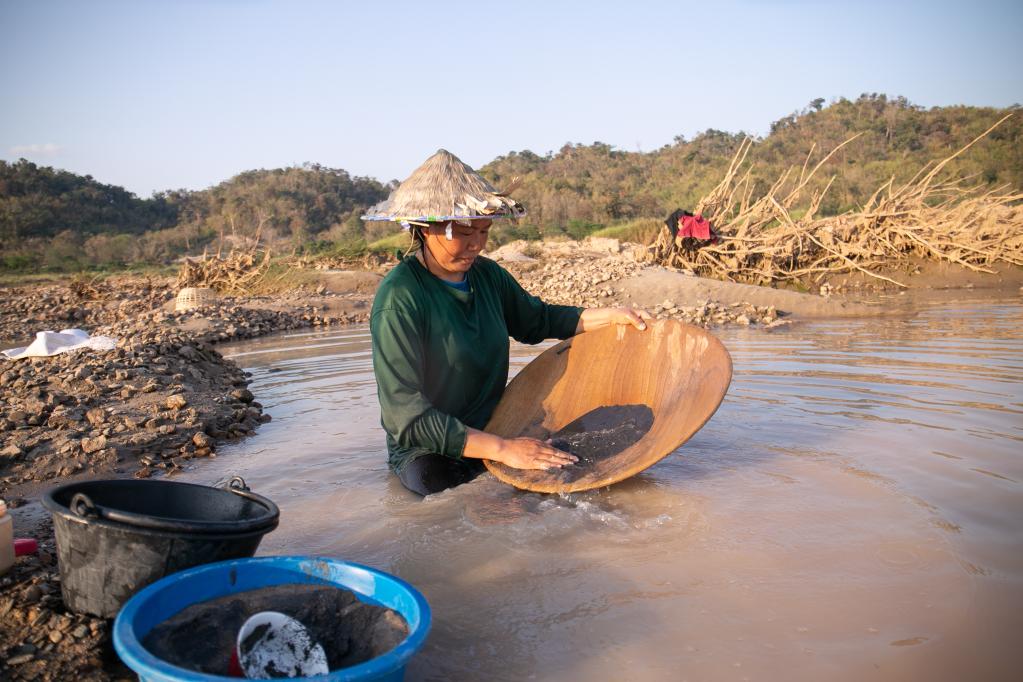 Laos: Aldeanos buscan oro a lo largo del río Mekong durante estación seca