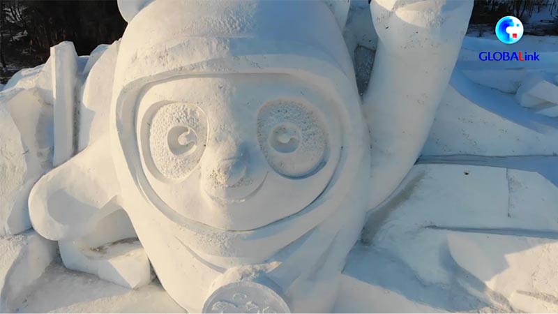 Heilongjiang: Escultura de nieve de Bing Dwen Dwen en Harbin