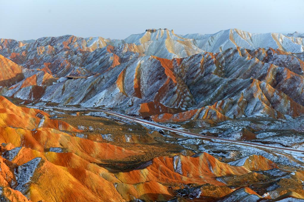 Paisaje nevado del relieve de Danxia en Gansu, China