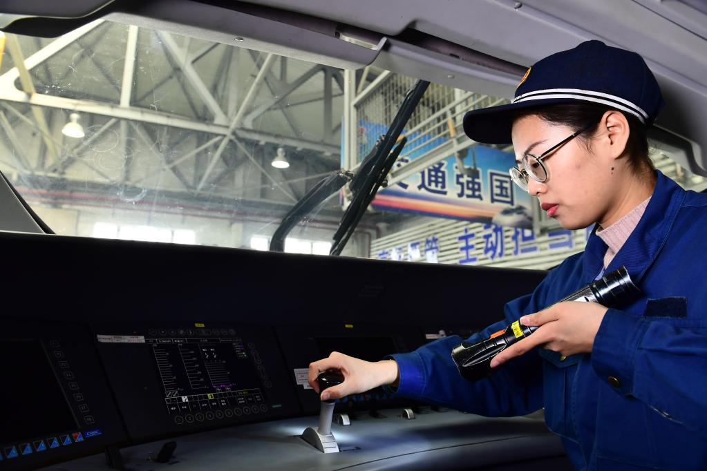 Shandong: Equipo de mantenimiento compuesto por cinco mujeres en estación de servicio de trenes bala de Jinan