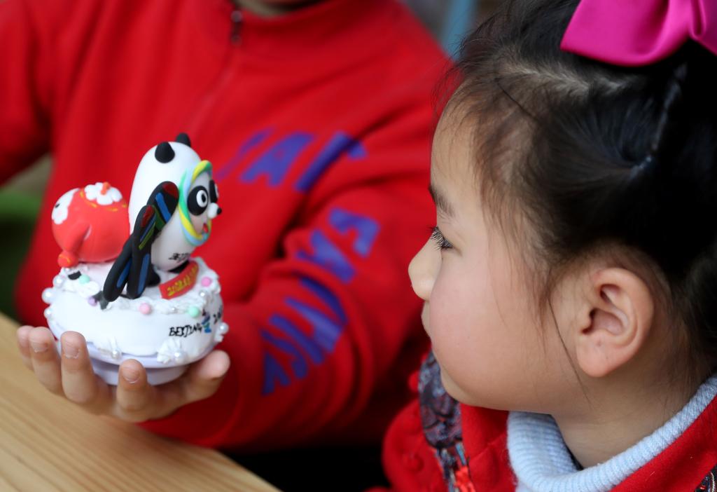 Shanghai: Niños elaboran a Bing Dwen Dwen con plastilina de colores