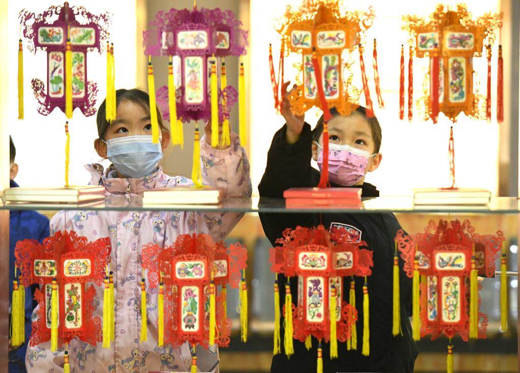 Hebei: Niños contemplan linternas en centro de fabricación de linternas
