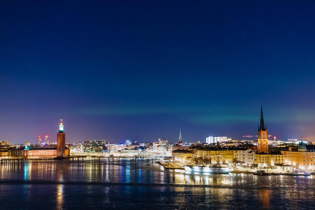 Aurora boreal en el horizonte del centro de Estocolmo, Suecia