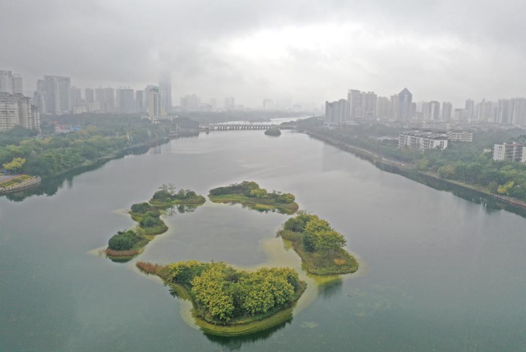Guangxi: Vista aérea de la ciudad de Nanning bajo lluvia y niebla
