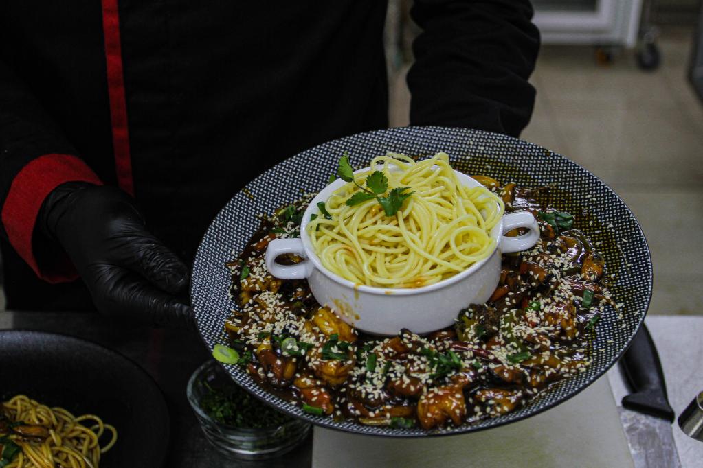 Chef prepara platillos chinos para educación en artes culinarias en la Ciudad de Gaza