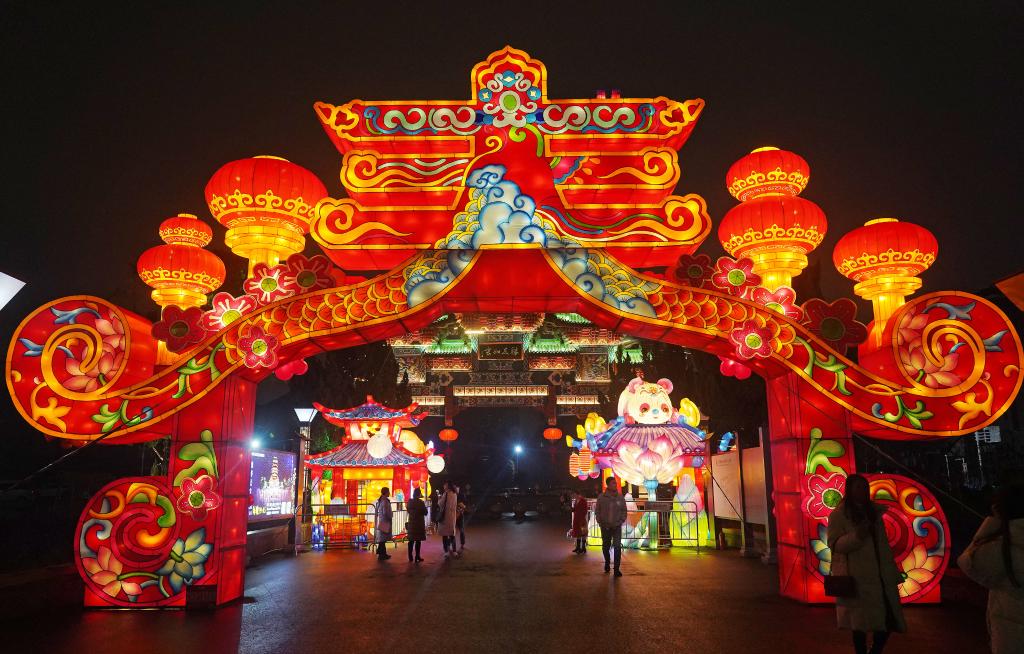 Instalaciones de luces para celebrar Festival de Linternas en Nanchang
