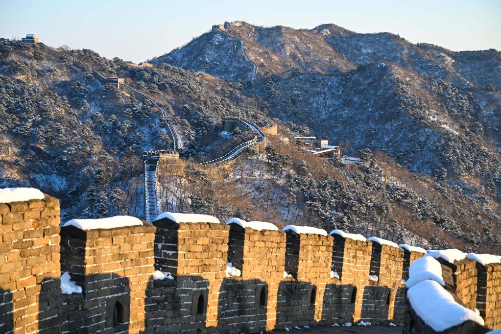 Paisaje nevado de la sección Mutianyu de la Gran Muralla en Beijing