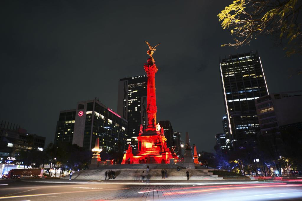 Angel de la Independencia iluminado de rojo para conmemorar el 50 aniversario del establecimiento de relaciones diplomáticas entre China y México