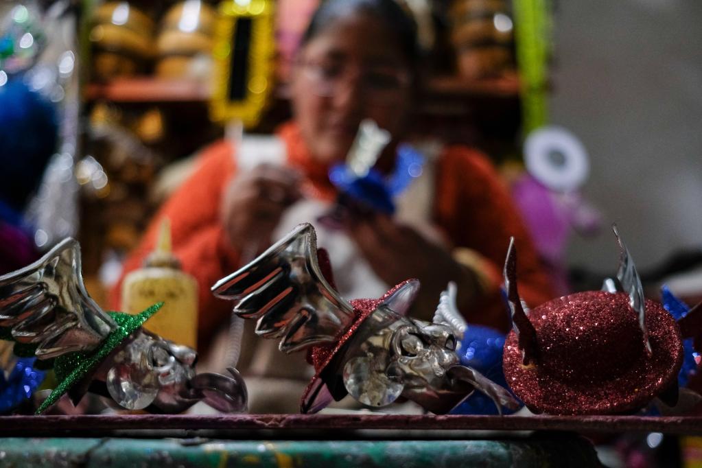 Bolivia: Fabricación de máscara de moreno de la danza tradicional de la Morenada