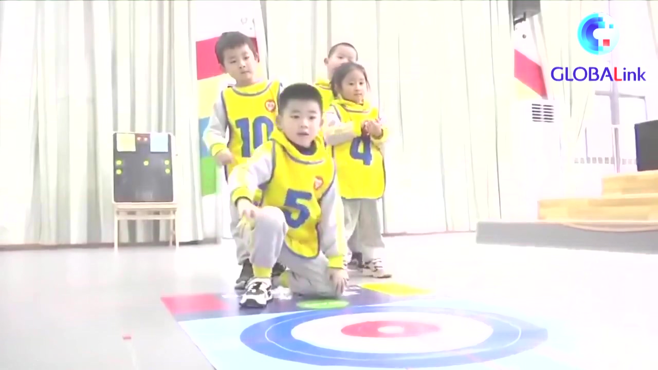 Jiangxi: Niños de jardín de infancia en Nanchang participan en "Juegos de deportes de invierno"