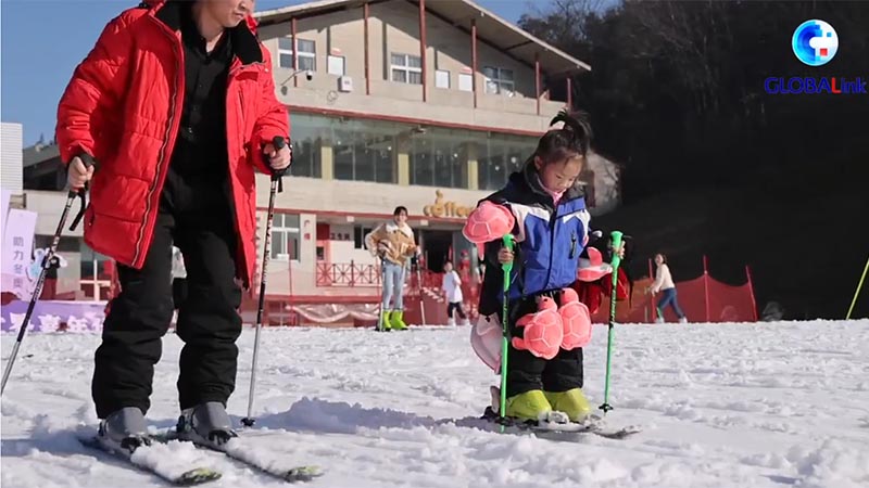 Cómo aprenden a esquiar los niños en Guizhou