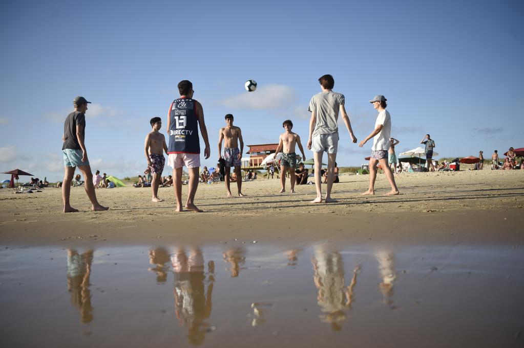 Turistas disfrutan de su tiempo libre en Cabo Polonio, Uruguay