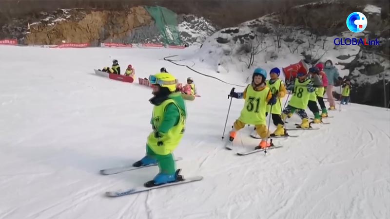 Niños asisten a campo de entrenamiento de deportes de invierno en Hebei