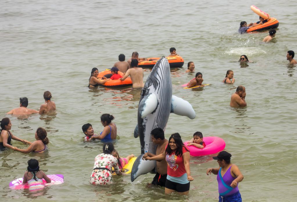Perú: Personas disfrutan de su tiempo libre en playa del balneario de San Bartolo