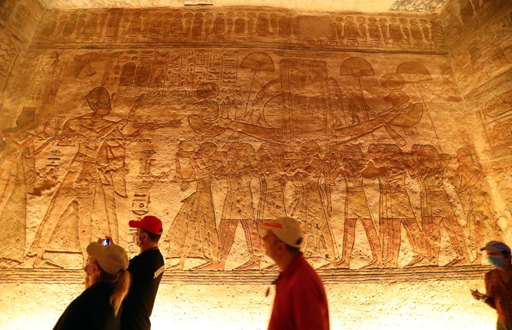 Turistas visitan Gran Templo de Abu Simbel en Asuán, Egipto
