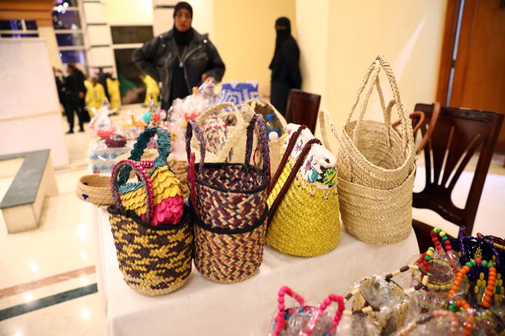 Exposición de productos artesanales en marco de un festival de cine de mujeres en Egipto