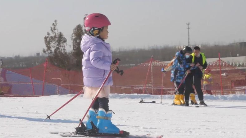 Pasión por el esquí de una niña de 4 años en Hebei