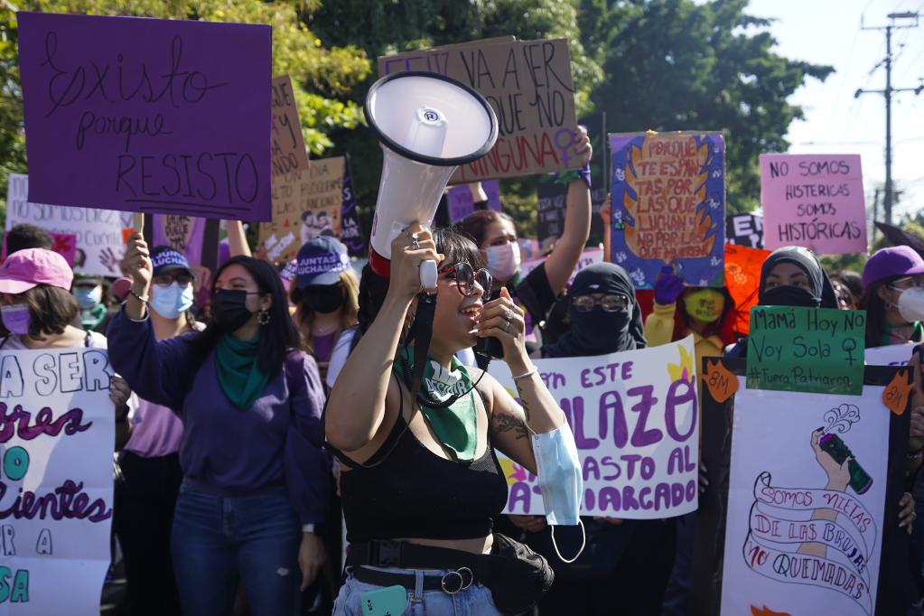 Mujeres participan en manifestación con motivo de la próxima celebración del Día Internacional de la Mujer en El Salvador