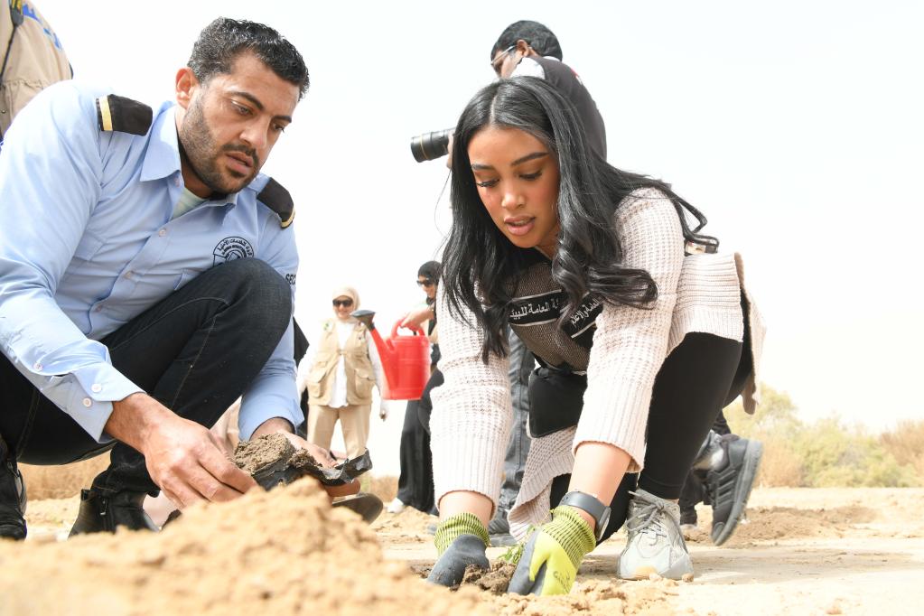 Personas plantan plántulas durante semana ambiental en la Gobernación de Jahra, Kuwait