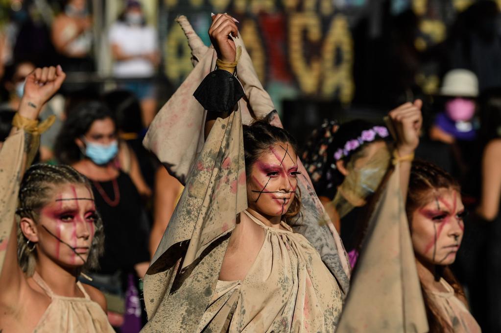 Mujeres participan en una manifestación con motivo de la conmemoración del Día Internacional de la Mujer en Chile