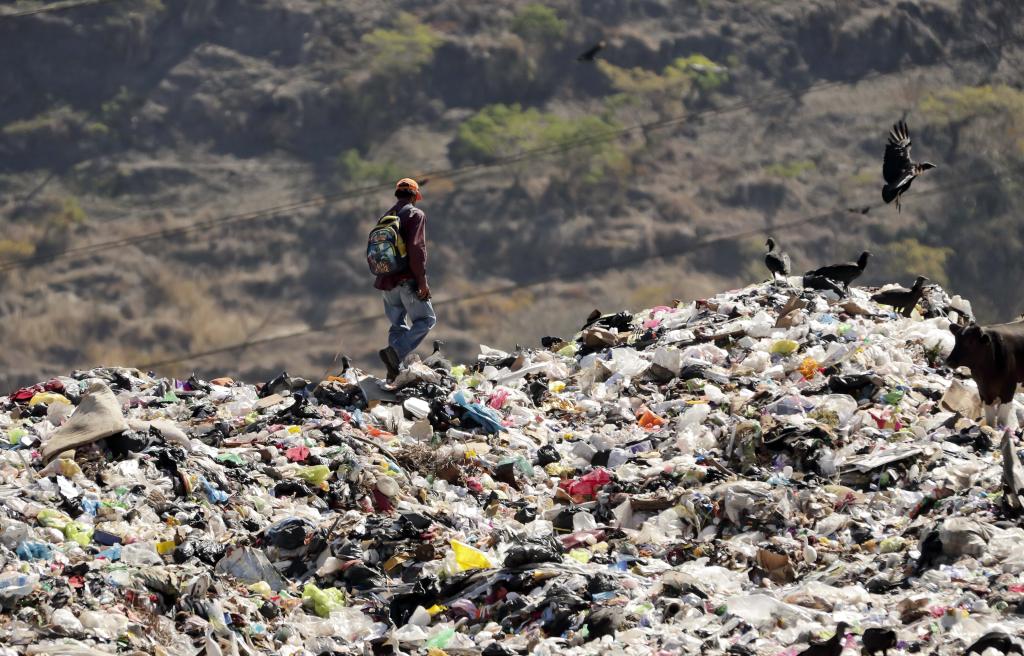 Personas recolectan materiales reciclables en el basurero municipal de Tegucigalpa, Honduras