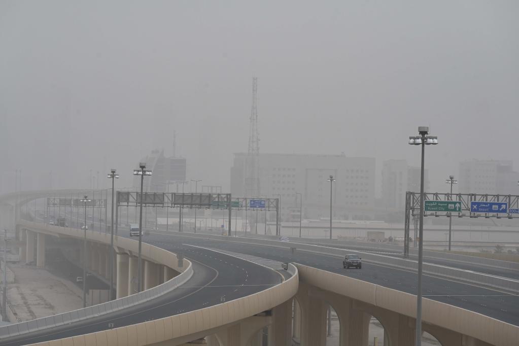 Edificios envueltos en polvo denso en Kuwait