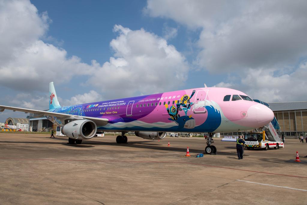 Hainan: Avión con temática de la Exposición Internacional de Productos de Consumo completa su vuelo inaugural