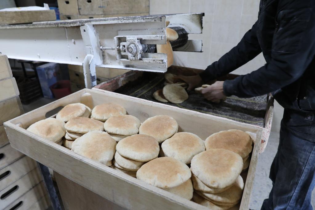 Elaboran pan pita en una panadería en Jerusalén