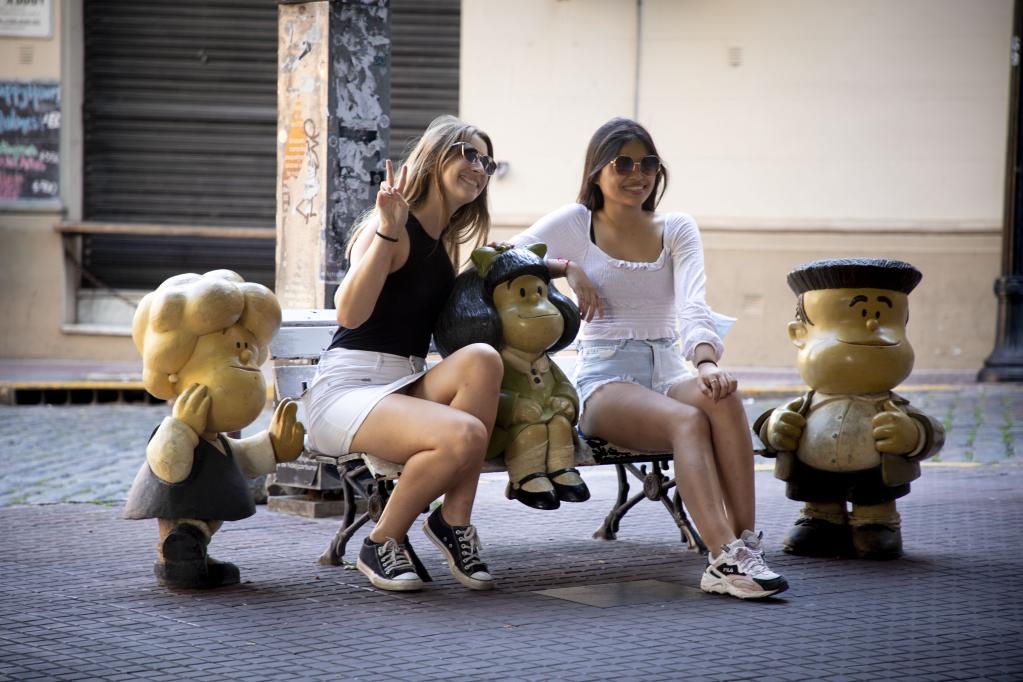 Elementos de Mafalda y sus amigos en barrio de San Telmo en Buenos Aires, Argentina