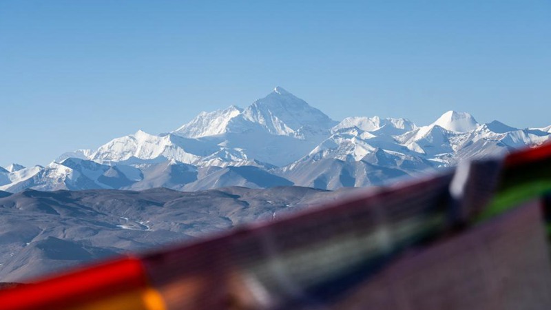 Vista del monte Qomolangma captada de la región autónoma del Tíbet