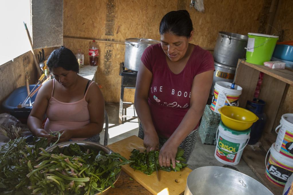 Perú: "olla común" de la localidad de Pamplona Alta alimenta a familias vulnerables