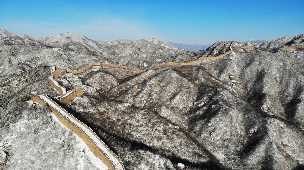 Paisaje de la Gran Muralla después de la nevada en Beijing