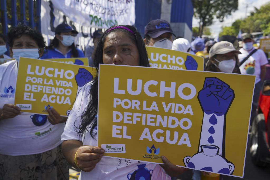 Personas participan en manifestación en marco del Día Mundial del Agua en El Salvador