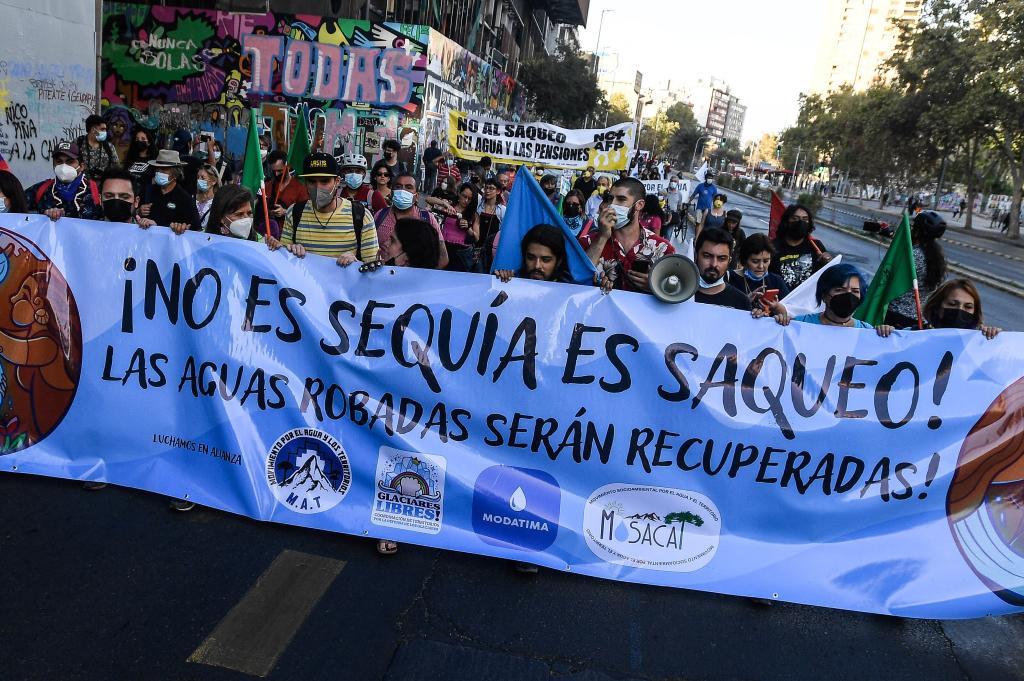Personas participan en manifestación en marco del Día Mundial del Agua en Chile