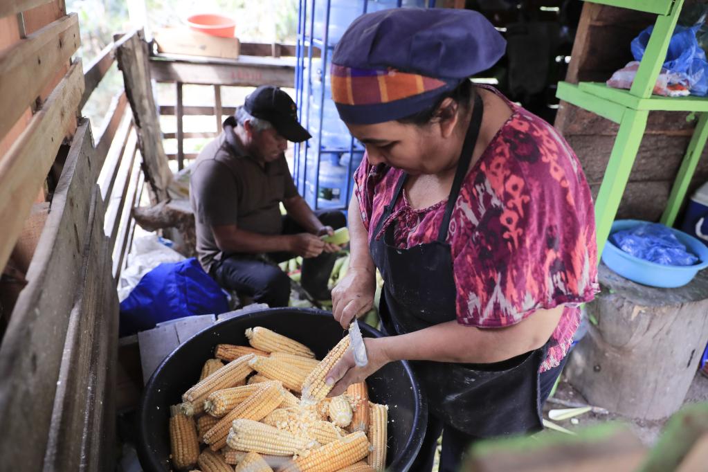 Honduras: Preparan tortillas en un negocio