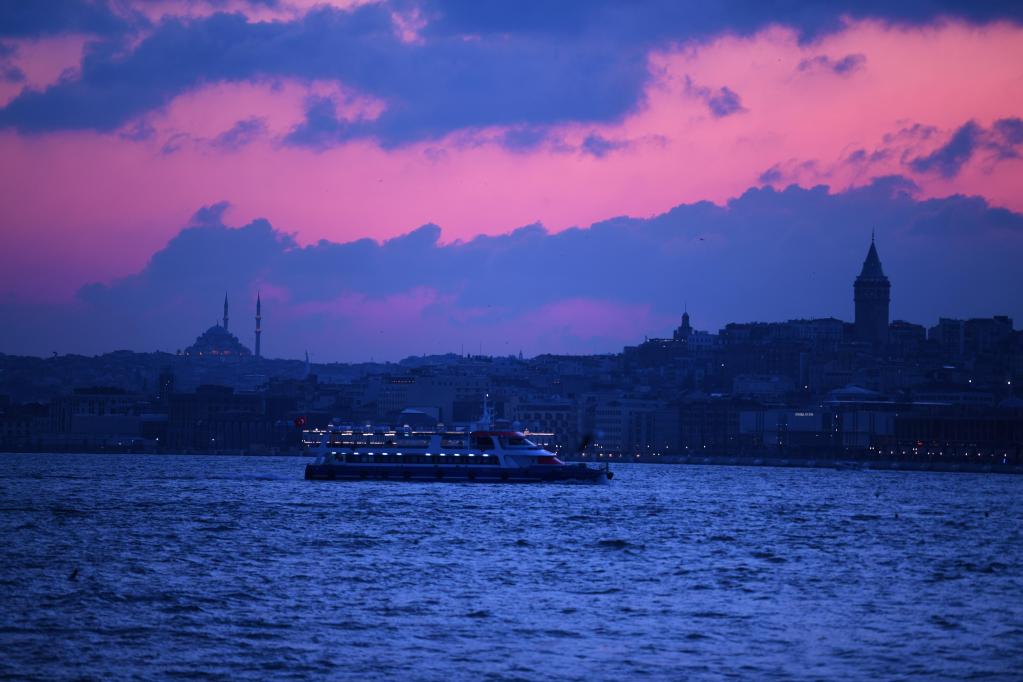 Paisaje del atardecer en el Estrecho del Bósforo en Turquía