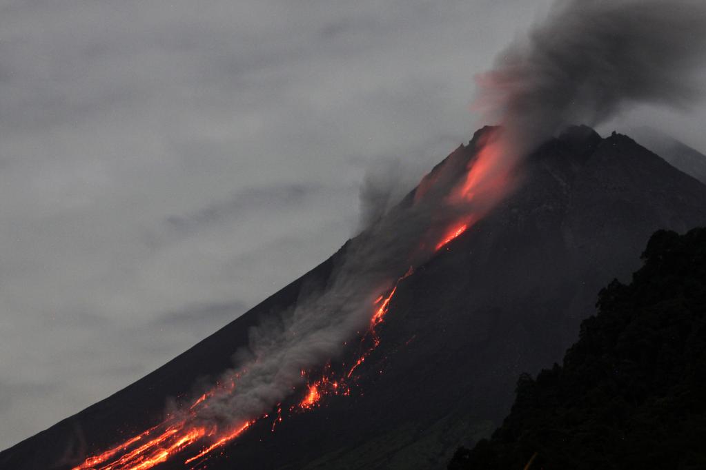 Indonesia: Monte Merapi emite materiales volcánicos