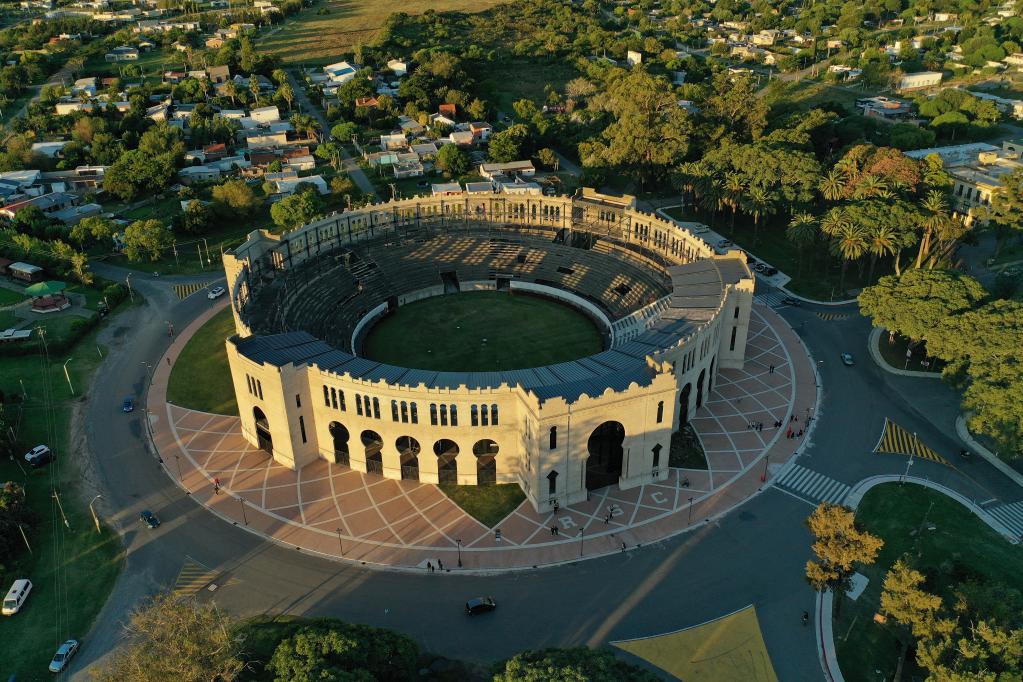 Personas participan en una visita guiada por la Plaza de Toros Real de San Carlos en Uruguay