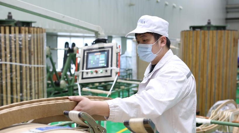 China implementa medidas diferenciadas de control de epidemias en fábricas para mantener estable la producción