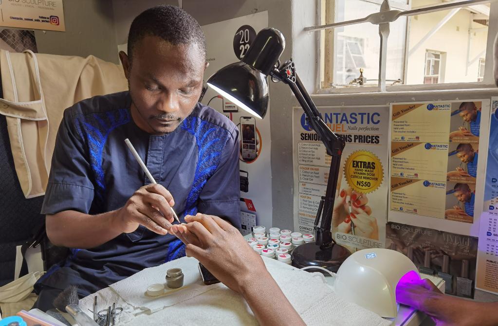 Namibia: Técnico de uñas brinda servicio a cliente