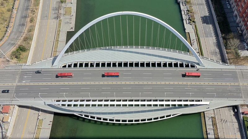 Recorren puentes sobre el río Haihe en Tianjin, en el norte de China