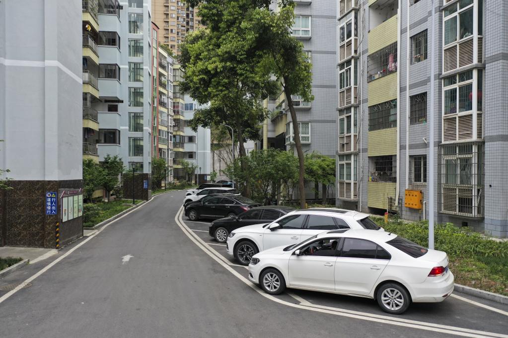 Gobierno de distrito de Bishan en Chongqing hace esfuerzos para resolver problema de estacionamiento en antiguas comunidades residenciales