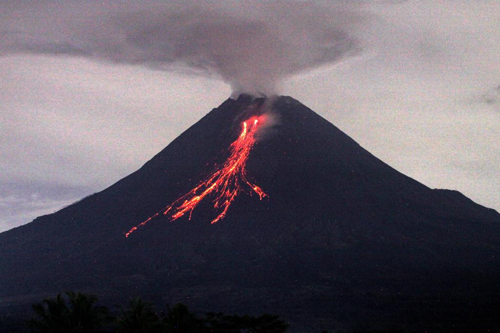 Indonesia: Monte Merapi emana materiales volcánicos
