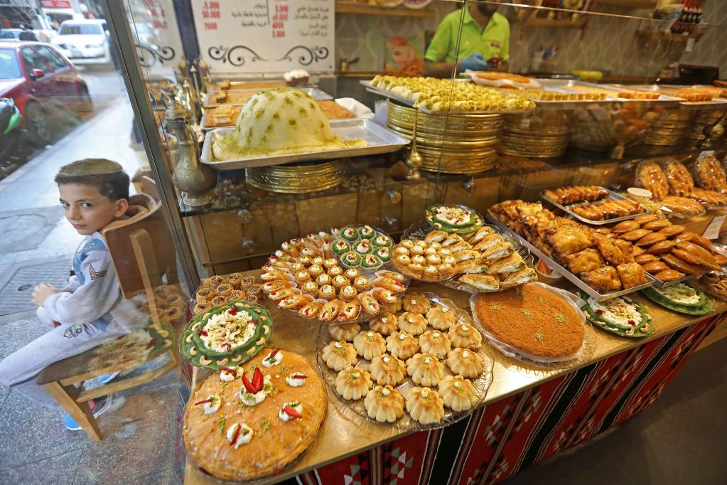 Musulmanes libaneses preparan alimentos durante el Ramadán