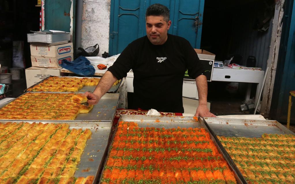 Dulces tradicionales elaborados en un mercado en la ciudad cisjordana de Naplusa
