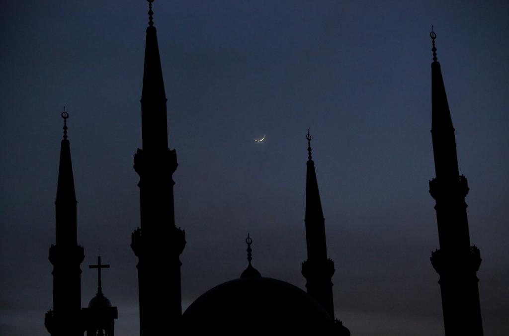 Líbano: Luna creciente sobre el cielo de Beirut