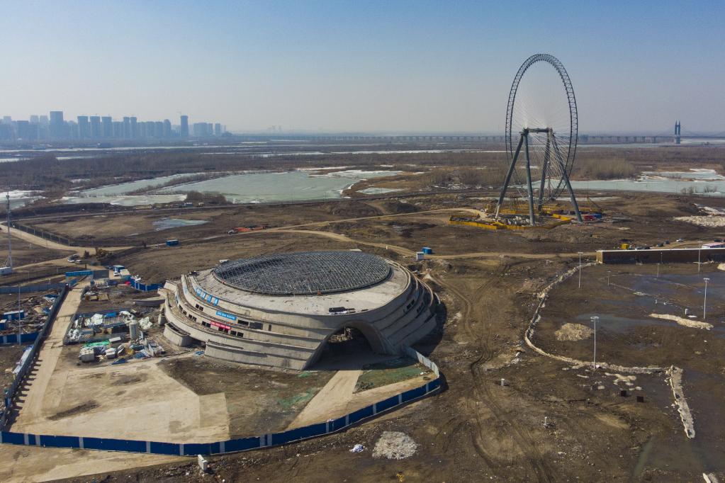 Heilongjiang: Trabajadores de construcción en Harbin ocupados construyendo proyectos en primavera